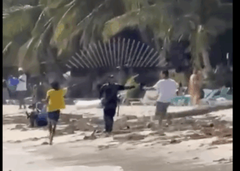 Esta es la clase de autoridad que tenemos en San Andrés; una que se deja intimidar, agredir, y que le huye a los violentos
